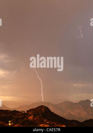 SEPT 29,2010 - Los Angeles, Californie, USA. Une tempête de mousson, c'est grâce à la région des collines de Hollywood apportent la pluie, l'éclairage et les arcs-en-ciel comme il passe par. (Crédit Image : ©/ZUMApress.com) Blevins génique Banque D'Images