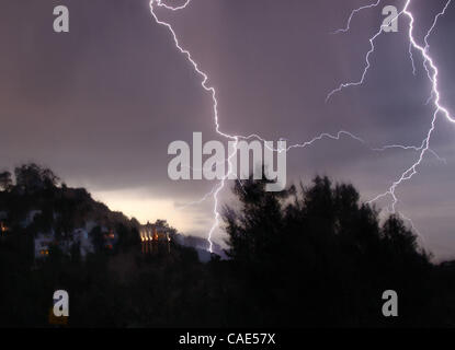 SEPT 29,2010 - Los Angeles, Californie, USA. Une tempête de mousson, c'est grâce à la région des collines de Hollywood apportent la pluie, l'éclairage et les arcs-en-ciel comme il passe par. (Crédit Image : ©/ZUMApress.com) Blevins génique Banque D'Images