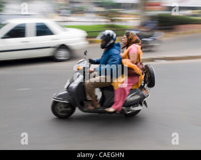 Voyageurs sur la route en scooter à Bangalore, Karnataka, Inde Banque D'Images