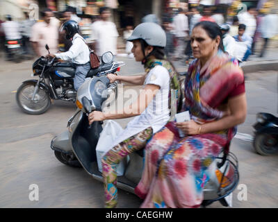 La foule des voyageurs sur des motos sur la route de Bangalore, Karnataka, Inde Banque D'Images