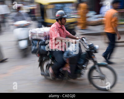 La foule des voyageurs sur des motos sur la route de Bangalore, Karnataka, Inde Banque D'Images