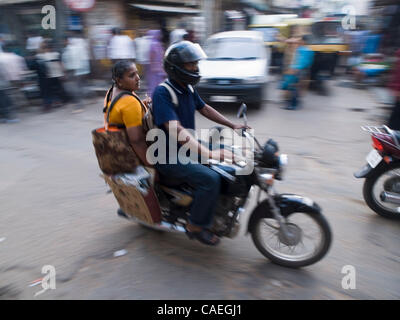 La foule des voyageurs sur des motos sur la route de Bangalore, Karnataka, Inde Banque D'Images