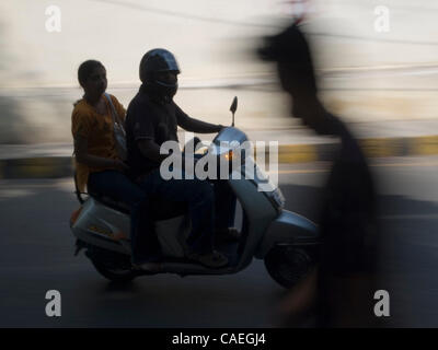 La foule des voyageurs sur des motos sur la route de Bangalore, Karnataka, Inde Banque D'Images