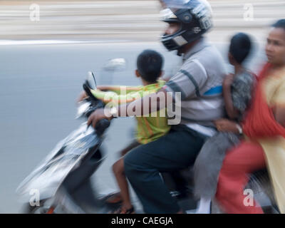 Voyageurs d'une motocyclette sur la route de Bangalore, Karnataka, Inde Banque D'Images