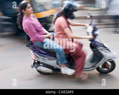 La foule des voyageurs sur des motos sur la route de Bangalore, Karnataka, Inde Banque D'Images