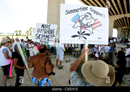 Michael Allen (à droite) est titulaire d'un signe et se tient avec d'autres résidants de la côte du golfe se rassemblent sous un pont près de la Perdido Pass à Orange Beach, California USA pour protester contre le déversement de pétrole du Golfe le 12 juin 2010. Banque D'Images