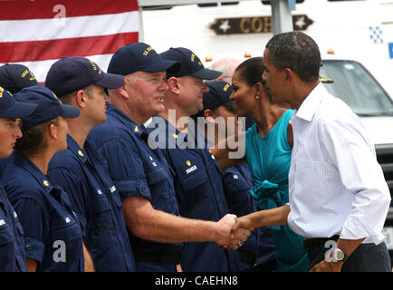 Le président des États-Unis Barack Obama et Première Dame Michelle se serrer la main avec les membres de la Garde côtière des États-Unis à une base de la Garde côtière canadienne à Panama City, Floride USA le 14 août 2010. La première famille est de se rendre dans la région pour aider à promouvoir le tourisme et de vérifier les efforts de nettoyage des séquelles de la Banque D'Images
