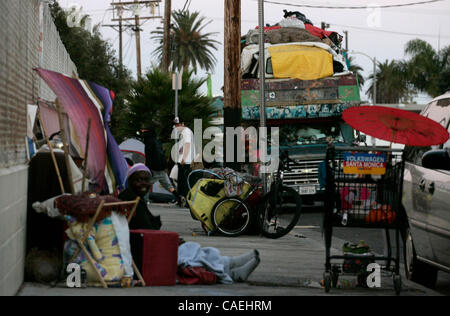 21 août 2010 - Venice Beach, Californie, États-Unis - un campement de sans-abri sur la 3e Avenue à Venice Beach. Pendant des années, la région de Venise a attiré des personnes avec rien mais leurs voitures ou véhicules récréatifs - et les biens qu'ils peuvent s'adapter à l'intérieur. La ville de Los Angeles est l'élaboration d'un programme à Banque D'Images