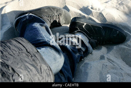 22 août 2010 - Venice Beach, Californie, États-Unis - un sans-abri dort sur la plage de Venice. Pendant des années, la région de Venise a attiré des personnes avec rien mais leurs voitures ou véhicules de loisirs Ã et les biens qu'ils peuvent s'adapter à l'intérieur. La ville de Los Angeles est en train d'élaborer un programme pour aider peopl Banque D'Images