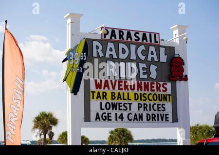 Jun 21, 2010 - Pensacola, Floride, États-Unis - Tar Ball signe d'escompte à Pensacola, Floride. La marée noire de Deepwater Horizon continue est un énorme déversement de pétrole dans le golfe du Mexique, actuellement considérée comme la plus importante marée noire dans l'histoire américaine. La fuite provient d'un puits jaillissant de la mer d'huile au sol qui ont découlé de l' Banque D'Images