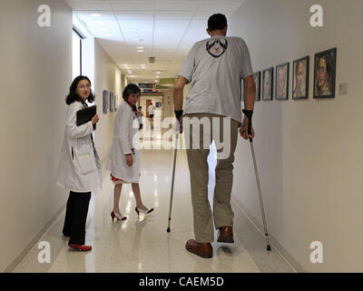 Le 20 août 2010, Charlottesville, Virginia, USA : Les UVa les endocrinologues Dr. Cristina Gherghe, à gauche, et le Dr Mary Lee Vance, droite, avec l'homme le plus grand du monde Sultan Kosen vendredi à l'UVa Medical Center. Kosen, qui signifie 8ft. 2cm de haut à partir de la Turquie, a été au centre médical pour le rayonnement Banque D'Images