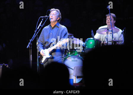 26 févr., 2008-New York, NY, USA NY ERIC CLAPTON et Steve Winwood live en concert au Madison Square Garden de New York. ..( Image Crédit : @ Jeffrey Geller/ZUMA Press)Feb 26, 2008-New York, NY, USA NY ERIC CLAPTON et Steve Winwood live en concert au Madison Square Garden Banque D'Images