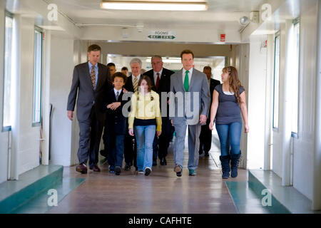 27 févr. 2008 - Sacramento, Californie, Etats-Unis - le gouverneur Arnold Schwarzenegger et surintendant de l'Instruction publique, Jack O'Connell, à pied les halls avec des étudiants de l'école élémentaire de Northwood, le mercredi 27 février, 2008. (Crédit Image : © Brian Baer/Sacramento Bee/ZUMA Press) RESTRICTIONS : * US Banque D'Images