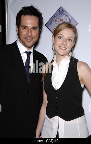Le 15 novembre 2007 - Hollywood, Californie, États-Unis - Jonathan Silverman et Jennifer Finnigan pendant les Cèdres ÃƒÂ Sinai Conseil d'administration d'un traitement de la route, tenue de gala au Beverly Hilton Hotel, le 15 novembre 2007, à Beverly Hills, en Californie.. - 2007.K55602MGE(Image Crédit : Â© Michael Germana/Glob Banque D'Images