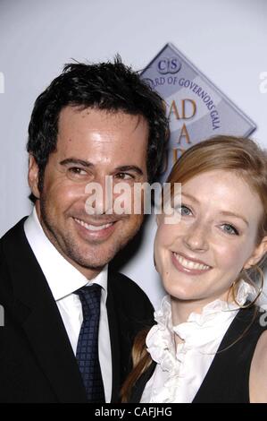 Le 15 novembre 2007 - Hollywood, Californie, États-Unis - Jonathan Silverman et Jennifer Finnigan pendant les Cèdres ÃƒÂ Sinai Conseil d'administration d'un traitement de la route, tenue de gala au Beverly Hilton Hotel, le 15 novembre 2007, à Beverly Hills, en Californie.. - 2007.K55602MGE(Image Crédit : Â© Michael Germana/Glob Banque D'Images