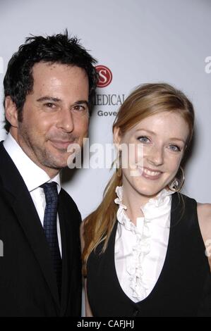 Le 15 novembre 2007 - Hollywood, Californie, États-Unis - Jonathan Silverman et Jennifer Finnigan pendant les Cèdres ÃƒÂ Sinai Conseil d'administration d'un traitement de la route, tenue de gala au Beverly Hilton Hotel, le 15 novembre 2007, à Beverly Hills, en Californie.. - 2007.K55602MGE(Image Crédit : Â© Michael Germana/Glob Banque D'Images