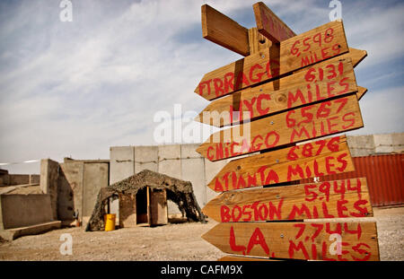 29 févr. 2008 - Talil, Iraq - signes avec la distance à diverses villes américaines est posté au milieu d'un Combat Outpost six dans le sud de l'Iraq. À partir de la 82e des parachutistes, 1ère Brigade Combat Team occupent trois avant-postes le long de la route. Les avant-postes ont contribué à réduire le nombre d'attaques sur la route t Banque D'Images