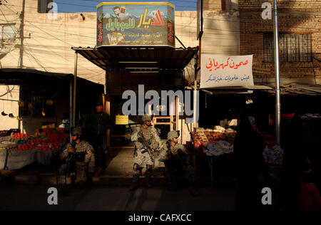 21 févr. 2008 - Bagdad, Irak - Les amateurs de shopping se déplacer dans la rue, parachutistes, de la 82nd us Airborne Division aéroportée du 319e Régiment d'artillerie de patrouille, le marché au poisson de l'enclave sunnite d'Shabakar dans le quartier de Rabi de Bagdad. (Crédit Image : © Andrew Craft/ZUMA Press) Banque D'Images