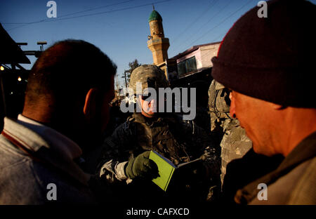 21 févr. 2008 - Bagdad, Irak - Le Lieutenant Larry PITTS, Bravo de batterie, 2e bataillon du 319e Régiment d'artillerie de l'air, des entretiens avec quelques sections locales lors d'une patrouille dans le marché au poisson de l'enclave sunnite d'Shabakar dans le quartier de Rabi de Bagdad. Lorsque Pitts et d'autres soldats de la Banque D'Images