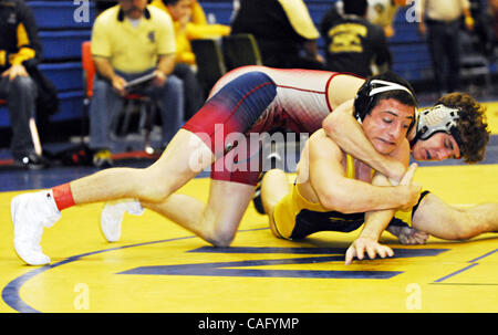 L'Albany Taylor Raphael (top) L'Alhambra batailles Aaron Westphal au cours de leurs 132 lbs demi-finale à la NCS wrestling championships à Newark Memorial High School à Newark, CA. le samedi, 23 février 2008. (Dean Coppola/Contra Costa Times) Banque D'Images