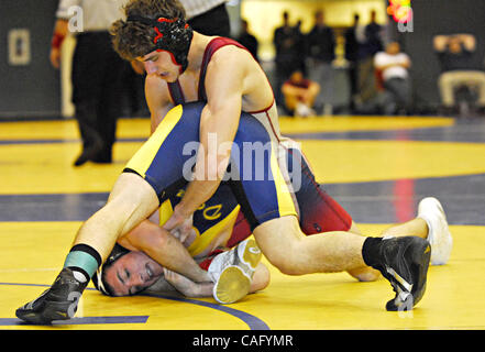 L'Albany Taylor Raphael (top) L'Alhambra batailles Aaron Westphal au cours de leurs 132 lbs demi-finale à la NCS wrestling championships à Newark Memorial High School à Newark, CA. le samedi, 23 février 2008. (Dean Coppola/Contra Costa Times) Banque D'Images