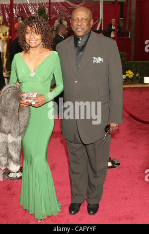 24 févr. 2008 - Hollywood, Californie, USA - Le 80e congrès annuel tenu à l'Academy Awards Kodak Theatre à Hollywood. La cérémonie des Oscars a été menacer par la pluie , mais sans anicroche. LOU GOSSETT JR, arrive sur le tapis rouge. Banque D'Images