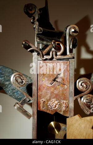 LARGO - DIMANCHE (24/02/2008) ? Trois artistes exposition au Musée d'Art de la Côte du Golfe, Largo - 11) James Liccione, horloge ailé (détail), 1997, fer forgé, acier doux, bois sculpté, laiton, fresco, polychrome, incrusté de pierres et de verre, 67 x 39 x 24 pouces. DOUGLAS R. CLIFFORD | fois Banque D'Images