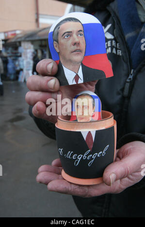 Deux dans une poupée Matriochka en vente à Saint-Pétersbourg. Matriochka poupée en bois avec des images d'à côté le président russe Dmitri Medvedev et actuel président russe Vladimir Poutine (à l'intérieur). Matrioshka est une poupée imbriqués russe - un ensemble de poupées de tailles décroissant placés l'un à l'intérieur d'une autre. Banque D'Images