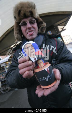 Deux dans une poupée Matriochka en vente à Saint-Pétersbourg. Matriochka poupée en bois avec des images d'à côté le président russe Dmitri Medvedev et actuel président russe Vladimir Poutine (à l'intérieur). Matrioshka est une poupée imbriqués russe - un ensemble de poupées de tailles décroissant placés l'un à l'intérieur d'une autre. Banque D'Images