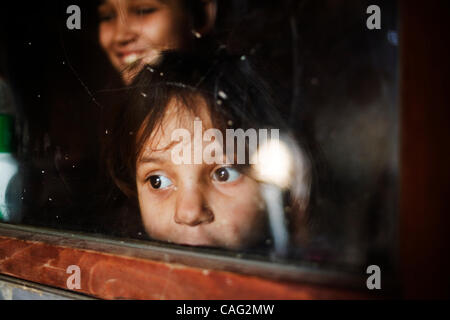 10 févr. 2008 - Kosovo - Kosovo Fusha , Ashkali girl Tina Mohammed regarde par la fenêtre, à sa maison dans la majorité RAE (communauté Ashkali Rom/Ashkali/Egypsian dans la communauté)Fusha du Kosovo, à 8 km de Pristina, le 10 février 2008. De nombreuses minorités au Kosovo se sont battus dans l'extrême pauvreté Banque D'Images