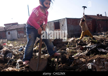 10 févr. 2008 - Kosovo - Kosovo Fusha , les enfants roms creuser le site des ordures dans la majorité RAE (communauté Ashkali Rom/Ashkali/Egypsian dans la communauté)Fusha du Kosovo, à 8 km de Pristina, le 10 février 2008. De nombreuses minorités au Kosovo se sont battus dans l'extrême pauvreté en particulier après le Kos Banque D'Images