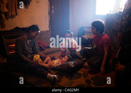 10 févr. 2008 - Kosovo - Kosova Fusha , famille Ashkali, le Mohammed, sont photographiés dans la majorité de la communauté Ashkali RAE (Rom/Ashkali/Egypsian en communauté)Fusha du Kosovo, à 8 km de Pristina, le 10 février 2008. De nombreuses minorités au Kosovo se sont battus dans l'extrême pauvreté en particulier un Banque D'Images