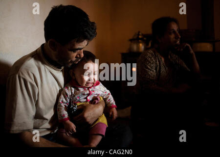 10 févr. 2008 - Kosovo - Kosova Fusha , Mohammed Musaf joue avec sa babyin la majorité RAE (communauté Ashkali Rom/Ashkali/Egypsian en communauté)Fusha du Kosovo, à 8 km de Pristina, le 10 février 2008. Il est au chômage, et sa famille aux prises avec la pauvreté. De nombreuses minorités au Kosovo ont été Banque D'Images