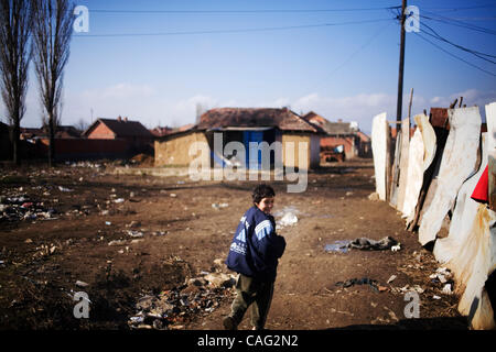 10 févr. 2008 - Kosovo - Kosovo Fusha , Ashkali girl Chika Mohammed promenades par sa maison dans la majorité RAE (communauté Ashkali Rom/Ashkali/Egypsian dans la communauté)Fusha du Kosovo, à 8 km de Pristina, le 10 février 2008. De nombreuses minorités au Kosovo se sont battus dans l'extrême pauvreté en particulier un Banque D'Images