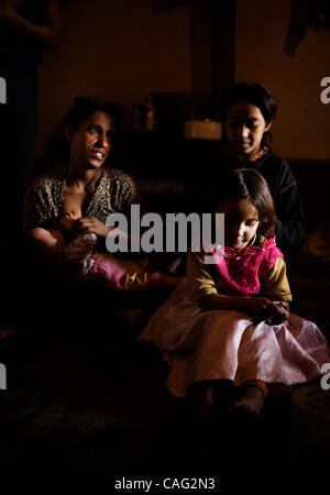 10 févr. 2008 - Kosovo - Kosova Fusha , femme Ashkali ont été photographiés dans la majorité de la communauté Ashkali RAE (Rom/Ashkali/Egypsian en communauté)Fusha du Kosovo, à 8 km de Pristina, le 10 février 2008. De nombreuses minorités au Kosovo se sont battus dans l'extrême pauvreté en particulier après le Kosovo Banque D'Images