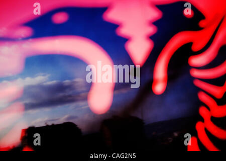 10 févr. 2008 - Pristina, Kosovo - tapettes albanais vague dans l'air à la colline des Martyrs, où l'ancien président du Kosovo Ibrahim Rugova est enterré, à Pristina, au Kosovo, le 10 février 2007 (Crédit Image : © Ikuru Kuwajima/ZUMA Press) Banque D'Images