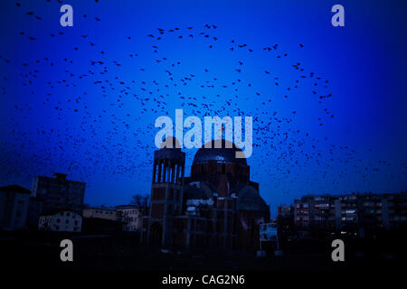 10 févr. 2008 - Pristina, Kosovo - oiseaux voler par l'Église Orthodoxe abandonnés à Pristina, Kosovo, le 10 février 2007. L'église a été détruit pendant la guerre, comme la plupart des Serbes ont quitté la ville alors que les Albanais, qui sont surtout des musulmans, est resté. (Crédit Image : © Ikuru Kuwajima/ZUMA Press) Banque D'Images