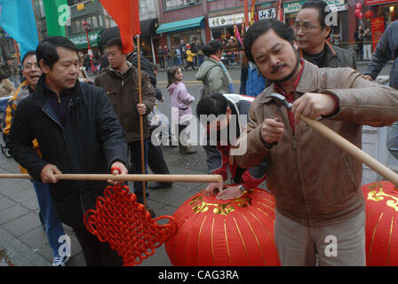 Feb 10, 2008 - Vancouver, Colombie-Britannique, Canada - Des centaines de participants et des milliers de spectateurs ont assisté à la Parade du Nouvel An chinois 2009, année lunaire du rat, qui a eu lieu à Vancouver. (Crédit Image : © Sergei Bachlakov/ZUMApress.com) Banque D'Images