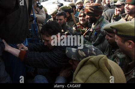 Les militants du Jammu Kashmir Liberation Front (JKLF), d'être arrêté pendant une manifestation à Srinagar le 11 février 2008. La police dans le Cachemire sous administration indienne arrêté des dizaines de manifestants exigeant le lundi les restes de Bhat, qui a été pendu et enterré dans une prison indienne il y a 24 ans, a annoncé la police. Banque D'Images