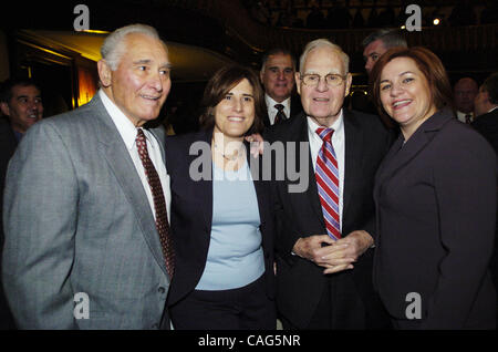 Le président du conseil de ville Christine Quinn (R) avec son père Lawrence Quinn (2e à partir de R) et partenaire Kim Catullo (2e à partir de L) et son père Anthony Catullo (L) à la suite de son rapport annuel sur l'état de la ville. Le président du conseil de ville Christine Quinn livre son rapport annuel sur l'état de la ville à l'Adresse Ville Pays Banque D'Images