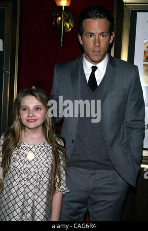 Le 13 févr., 2008 - New York, New York, États-Unis - K56441TGA.PREMIERE DE CERTAINEMENT, PEUT-ÊTRE AU ZIEGFELD THEATRE DE NEW YORK New York le 02-12-2008. - ABIGAIL BRESLIN RYAN REYNOLDS(Image Crédit : Â© Terry/Gatanis ZUMAPRESS.com)/Photos Globe Banque D'Images