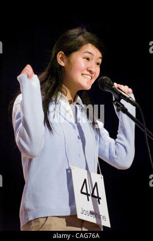 13 févr. 2008 - Maison de l'Oregon, Californie, États-Unis - JOSEPHINE KAO , 12, réagit après avoir remporté le grand prix du 25e Congrès annuel de la vallée centrale de la Californie à l'orthographe Scottish Rite Masonic Center à Los Angeles le 13 février 2008. Soixante-quatre enfants de la 4e à la 8e 9e compet Banque D'Images