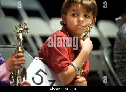 13 févr. 2008 - Maison de l'Oregon, Californie, États-Unis - BLAKE TINNEY, une 5ème année à la California Montessori en comté d'El Dorado, tient son trophée lors de la cérémonie de remise de prix du 25e Congrès annuel de la vallée centrale de la Californie à l'orthographe Scottish Rite Masonic Center à Los Angeles le 13 février 2008. Banque D'Images