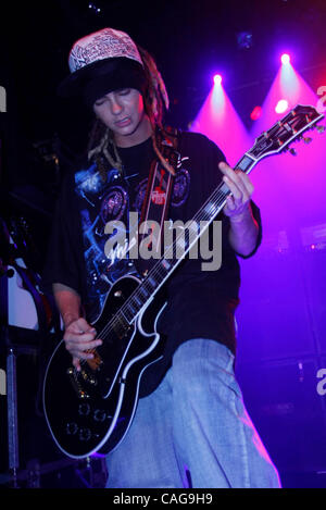 Tokio Hotel concert au Fillmore à Irving Plaza le 18 février 2008. Bill Kaulitz- chant - (cheveux noirs) Tom Kaulitz - guitare (redoute) Georg Listing- basse (longue ligne droite cheveux bruns) Gustav Schafer- drumsTokio Hôtel effectuant au Fillmore à Irving Plaza le 18 février 2008. Banque D'Images