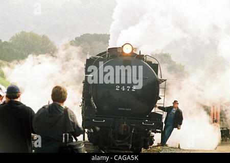 Orchestre JACK STARR <cf2 > rides l'offre ex-locomotive à vapeur Pacific Sud 2472 renonce à partir de sa voie de garage au chemin de fer Niles Canyon Railway's yard Brightside Niles Canyon dans le Lundi. Le moteur, administré par le Golden Gate Railroad Museum et en réparation depuis des années, avait adopté une chaudière l'insp. Banque D'Images