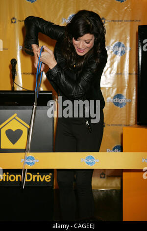 Feb 07, 2008 - New York, NY, USA - Actrice KATE WALSH coupe le ruban sur le nouveau chien Pedigree Store à Times Square où elle a fait la promotion de la 4e édition d'adoption de chiens. (Crédit Image : © Nancy/Kaszerman ZUMA Press) Banque D'Images