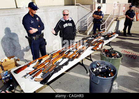 Agent d'information de la Police d'Oakland Roland Holmgren, gauche, et de l'État Président du Sénat pro tem, Don Perata D-Oakland, a tenu une conférence de presse après bénévoles se de 500 armes à feu pour de l'argent dans le cadre de la 'un de moins' événement au Temple Allen Church in Oakland, Californie, le samedi 9 février 2008. L Banque D'Images