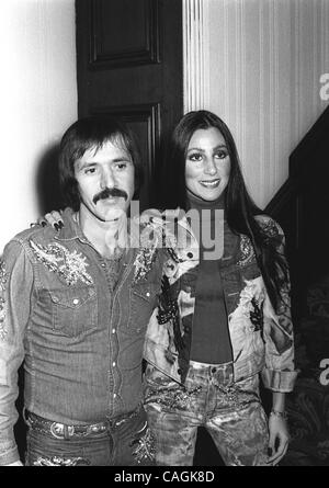 Le 1 février 2008 - Hollywood, Californie, États-Unis - #  8539.Sonny Bono AVEC CHER 1971.(Image Crédit : Â© Phil Roach/Photos/ZUMAPRESS.com) Globe Banque D'Images