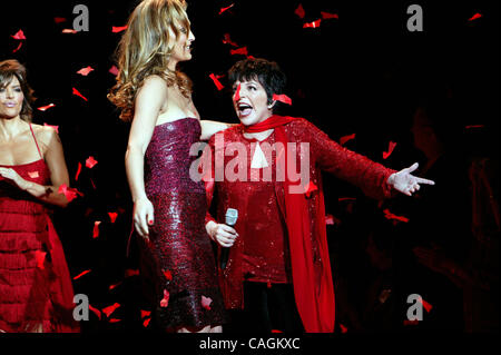 Liza Mennelli et Molly Sims à la fin de la vérité du Cœur Red Dress collection 2008 Fashion Show for Mercedes Benz Fashion Week Spring 2008 Banque D'Images