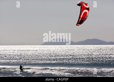 Un kite surfer prend pour l'océan au large du parc d'état de Silver Strand. Plusieurs kite surfeurs ont profité des forts vents de Santa Ana dans le sud de la Baie d'obtenir dans certains kite surf. Earnie Grafton/UT Banque D'Images